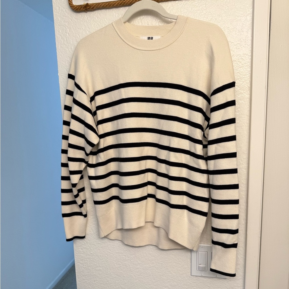 UNIQLO women’s crewneck sweater